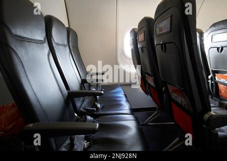 Schlechteste Sitzreihe in einem airbus A320, letzte Reihe ohne Fenster, kleinere Sitzbreite Lanzarote, Kanarische Inseln, Spanien Stockfoto