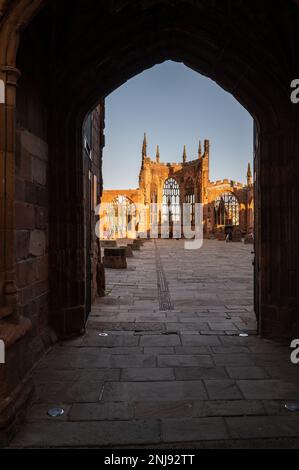 Eintritt zur alten Coventry Cathedral UK Stockfoto