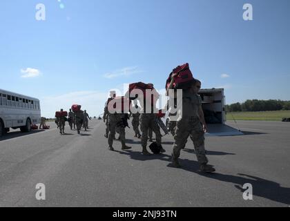 USA Armeesoldaten, die der Bravo Company, dem 152. Brigadeingenieurbataillon, zugeteilt wurden, entladen während einer kombinierten Übung im State Preparedness Training Center in Orisany, New York, 6. August 2022 Ausrüstung für alle Gefahren. Ziel dieser Veranstaltung war es, sicherzustellen, dass alle Einheiten bereit und in der Lage sind, alle Schulungsmetriken zu erfüllen, die für die Aufrechterhaltung der Mission der Task Force Chemische, biologische, radioaktive und nukleare Stoffe erforderlich sind. Stockfoto