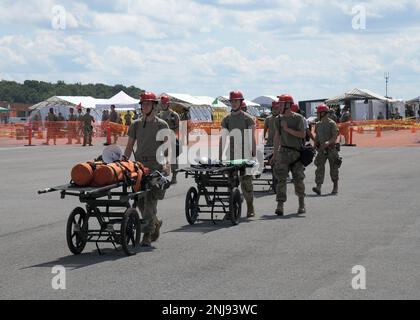 USA Soldaten der Bravo Company, 152. Brigadeingenieurbataillon, bereiten Sie sich vor, simulierte Opfer während einer kombinierten Übung im State Preparedness Training Center in Orisany, New York, am 6. August 2022 zu sammeln. Ziel dieser Veranstaltung war es, sicherzustellen, dass alle Einheiten bereit und in der Lage sind, alle Schulungsmetriken zu erfüllen, die für die Aufrechterhaltung der Mission der Task Force Chemische, biologische, radioaktive und nukleare Stoffe erforderlich sind. Stockfoto