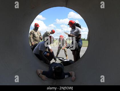 USA Air Force Airmen der 105. Airlift Wing Medical Group zugeteilt, Einheit 1, zusammen mit den USA Armeesoldaten, die der Bravo Company, dem 152. Brigadeingenieurbataillon, zugeteilt wurden, führen Such- und Rettungsaktionen während einer kombinierten Übung im State Preparedness Training Center in Orisany, New York, am 6. August 2022 durch. Ziel dieser Veranstaltung war es, sicherzustellen, dass alle Einheiten bereit und in der Lage sind, alle Schulungsmetriken zu erfüllen, die für die Aufrechterhaltung der Mission der Task Force Chemische, biologische, radioaktive und nukleare Stoffe erforderlich sind. Stockfoto