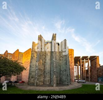 Die alten Ruinen und die neue Kathedrale von Coventry vom University Square auf der Priory Street im Zentrum von Coventry, Großbritannien, aus gesehen Stockfoto