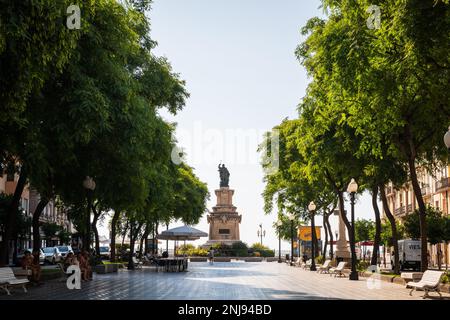 TARRAGONA, SPANIEN - 6. AUGUST 2022: Weitwinkelblick auf die Rambla Nova Straße in Tarragona, eine der wichtigsten Fußgängerzonen der Stadt. Stockfoto
