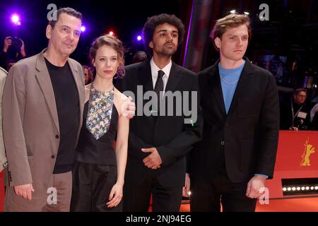 Berlin, Deutschland. 22. Februar 2023. Christian Petzold (l-r), Regisseur und Drehbuchautor, sowie die Schauspieler Paula Beer, Langston Uibel und Enno Trebs kommen auf dem roten Teppich zur Premiere des Films „Roter Himmel“ („Afire“) an, der im Wettbewerb der Berlinale steht. Das Internationale Filmfestival 73. findet vom 16. Bis 26. Februar 2023 in Berlin statt. Kredit: Jörg Carstensen/dpa/Alamy Live News Stockfoto