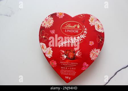 Februar 21 2023 - Lindt Lindor Milk Chocolate in Stockfoto