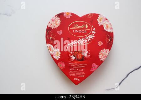 Februar 21 2023 - Lindt Lindor Milk Chocolate in Stockfoto