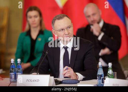 Warschau, Polen. 22. Februar 2023. Der polnische Präsident Andrzej Duda nimmt am 22. Februar 2023 am Treffen des Gipfels Bukarest Nine (B9) im Präsidentenpalast in Warschau (Polen) Teil. Das NATO-Gipfeltreffen in Bukarest Nine (B9) fand am Mittwoch in Warschau statt, an dem US-Präsident Joe Biden und NATO-Generalsekretär Jens Stoltenberg teilnahmen. Die Gespräche werden unter anderem Folgendes umfassen: Stärkung der östlichen Flanke und weitere Unterstützung für die Ukraine, erklärte der polnische Präsident in einer Erklärung. Foto: Przemyslaw keler/KPRP/UPI Kredit: UPI/Alamy Live News Stockfoto