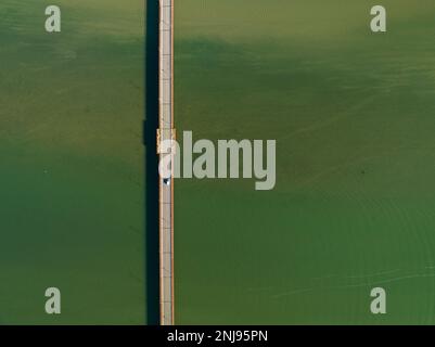 Luftaufnahme der Brücke über den Segre in Mequinenza (Bajo Cinca, Zaragoza, Aragon, Spanien) ESP: Vista aérea del puente sobre el Río Segre Stockfoto