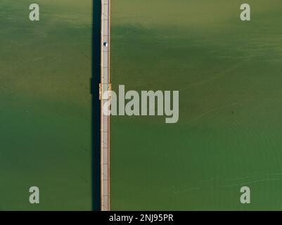 Luftaufnahme der Brücke über den Segre in Mequinenza (Bajo Cinca, Zaragoza, Aragon, Spanien) ESP: Vista aérea del puente sobre el Río Segre Stockfoto