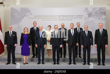 Erste Reihe, L-R) Lettischer Präsident Egils Levits, slowakischer Präsident Zuzana Caputova, US-Präsident Joe Biden, polnischer Präsident Andrzej Duda, rumänischer Präsident Klaus Iohannis, bulgarischer Präsident Rumen Radev und litauischer Präsident Gitanas Nauseda sowie (hintere Reihe, L-R) NATO-Generalsekretär Jens Stoltenak, Katar Karis, Estnisch Karis, Estnisch Karnisch Karn Alis Und der tschechische Premierminister Petr Fiala posieren auf einem Gruppenfoto im Präsidentenpalast vor dem Treffen des Bukarest-9-Gipfels (B9) am 22. Februar 2023 in Warschau, Polen. Der NATO-Gipfel von Bukarest Nine (B9) nahm Stockfoto