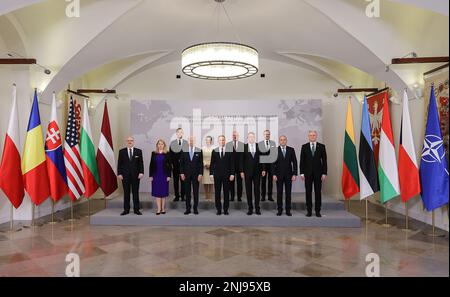 Erste Reihe, L-R) Lettischer Präsident Egils Levits, slowakischer Präsident Zuzana Caputova, US-Präsident Joe Biden, polnischer Präsident Andrzej Duda, rumänischer Präsident Klaus Iohannis, bulgarischer Präsident Rumen Radev und litauischer Präsident Gitanas Nauseda sowie (hintere Reihe, L-R) NATO-Generalsekretär Jens Stoltenak, Katar Karis, Estnisch Karis, Estnisch Karnisch Karn Alis Und der tschechische Premierminister Petr Fiala posieren auf einem Gruppenfoto im Präsidentenpalast vor dem Treffen des Bukarest-9-Gipfels (B9) am 22. Februar 2023 in Warschau, Polen. Der NATO-Gipfel von Bukarest Nine (B9) nahm Stockfoto