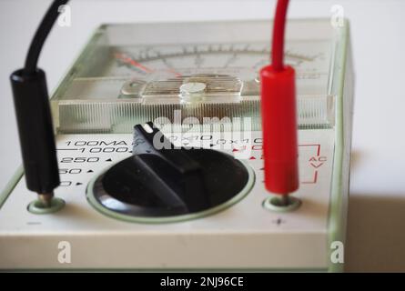 Analoges Multimeter mit Kommutator, elektrisch oder elektronisch Stockfoto