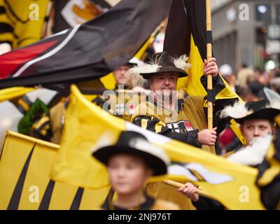 Würzburg, Bayern, 19. Februar 2023. Männer in alten Kostümen mit Flaggen bei der Karnevalsparade (Fasching) Stockfoto