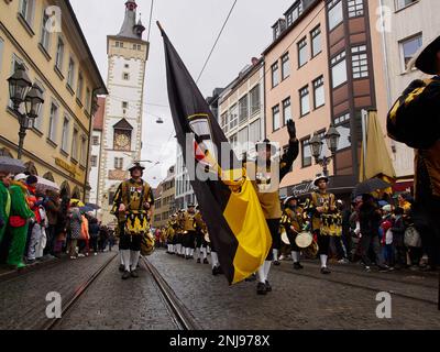 Würzburg, Bayern, 19. Februar 2023. Männer in alten Kostümen mit Fahne und Trommeln bei der Karnevalsparade (Fasching) Stockfoto