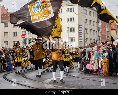 Würzburg, Bayern, 19. Februar 2023. Männer in altmodischen Kostümen mit bayerischem Wappen bei der Karnevalsparade (Fasching) Stockfoto