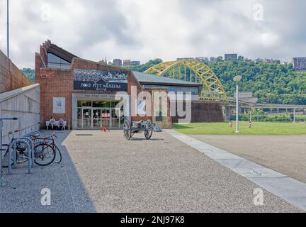 Fort Pitt Museum im Point State Park in Pittsburgh. Die Fort Pitt Bridge ist im Hintergrund. Stockfoto