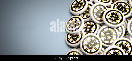 Logos des American National Hockey League NHL Team Boston Bruins auf einem Haufen auf einem Tisch. Stockfoto