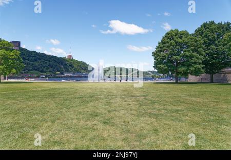 Blick vom Point State Park: Blick nach Westen zum Brunnen, Ohio River und zur Südküste. Stockfoto