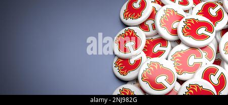 Logos des American National Hockey League NHL Team Calgary Flames auf einem Haufen auf einem Tisch. Stockfoto