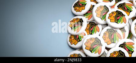 Logos des American National Hockey League NHL Team Chicago Blackhawks auf einem Haufen auf einem Tisch. Stockfoto