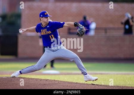 Buies Creek, North Carolina, USA. 21. Februar 2023. Der Pitcher Charlie Hodges (13) der East Carolina Pirates tritt im ersten Inning des NCAA Baseball-Matchups im Jim Perry Stadium in Buies Creek, NC, gegen die Campbell-Kampfkamele an. (Scott Kinser). Kredit: csm/Alamy Live News Stockfoto