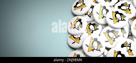 Logos der American National Hockey League NHL Team Pittsburgh Penguins auf einem Haufen auf einem Tisch. Stockfoto