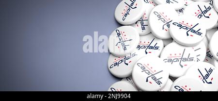 Logos der American National Hockey League NHL Team Washington Capitals auf einem Haufen auf einem Tisch. Stockfoto