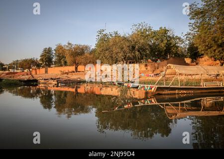 Boote werden am Ufer des Niger River in Niamey gesehen. Niger, ein westafrikanisches Binnenland mit etwa 25 Millionen Einwohnern, ist eines der ärmsten Länder der Welt. Stockfoto