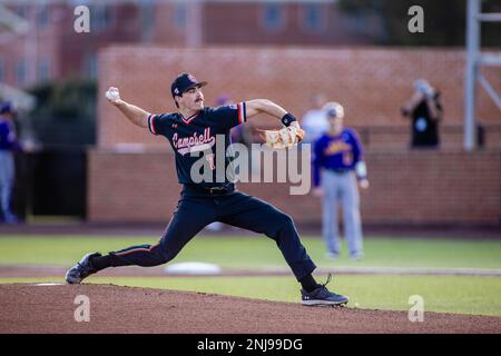 Buies Creek, North Carolina, USA. 21. Februar 2023. Campbell Fighting Camels Pitcher Hunter Loyd (7) beginnt im ersten Inning des NCAA Baseball Matchup im Jim Perry Stadium in Buies Creek, NC, gegen die East Carolina Pirates. (Scott Kinser). Kredit: csm/Alamy Live News Stockfoto