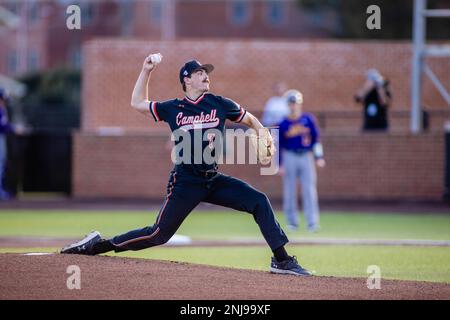 Buies Creek, North Carolina, USA. 21. Februar 2023. Campbell Fighting Camels Pitcher Hunter Loyd (7) beginnt im ersten Inning des NCAA Baseball Matchup im Jim Perry Stadium in Buies Creek, NC, gegen die East Carolina Pirates. (Scott Kinser). Kredit: csm/Alamy Live News Stockfoto