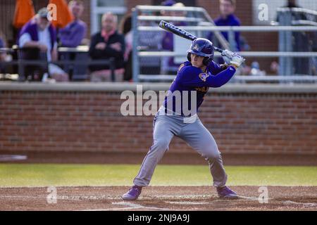 Buies Creek, North Carolina, USA. 21. Februar 2023. East Carolina Pirates fängt Justin Wilcoxen (34) im ersten Inning gegen die Campbell Kampfkamele beim NCAA Baseball-Match im Jim Perry Stadium in Buies Creek, NC. (Scott Kinser). Kredit: csm/Alamy Live News Stockfoto