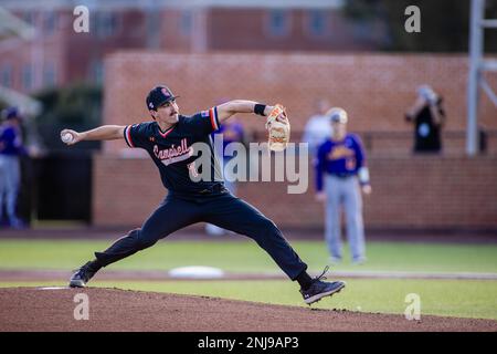 Buies Creek, North Carolina, USA. 21. Februar 2023. Campbell Fighting Camels Pitcher Hunter Loyd (7) beginnt im ersten Inning des NCAA Baseball Matchup im Jim Perry Stadium in Buies Creek, NC, gegen die East Carolina Pirates. (Scott Kinser). Kredit: csm/Alamy Live News Stockfoto