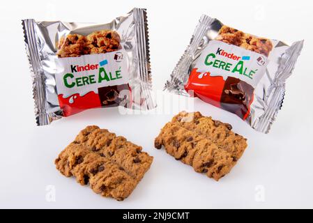 Alba, Italien - 20. Februar 2023: Kinder cereale Ferrero, Packungen mit Keksen aus Müsli und dunkler Schokolade isoliert auf weiß und Schnittpfad inkl. Stockfoto