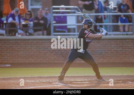 Buies Creek, North Carolina, USA. 21. Februar 2023. Campbell kämpft im ersten Inning des NCAA-Baseball-Matchups im Jim Perry Stadium in Buies Creek, NC, gegen den Fechter Tyler Halstead (14), um gegen die East Carolina Pirates zu kämpfen. (Scott Kinser). Kredit: csm/Alamy Live News Stockfoto