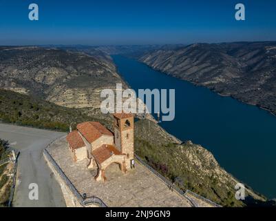 Die Eremitage Pilar aus der Vogelperspektive und der Ebro-Standpunkt. Im Hintergrund befinden sich das Riba-roja Reservoir und der Glockenturm des alten Dorfes Aragon Stockfoto