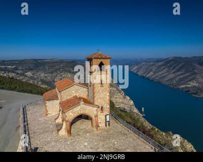 Die Eremitage Pilar aus der Vogelperspektive und der Ebro-Standpunkt. Im Hintergrund befinden sich das Riba-roja Reservoir und der Glockenturm des alten Dorfes Aragon Stockfoto