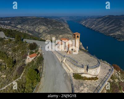 Die Eremitage Pilar aus der Vogelperspektive und der Ebro-Standpunkt. Im Hintergrund befinden sich das Riba-roja Reservoir und der Glockenturm des alten Dorfes Aragon Stockfoto