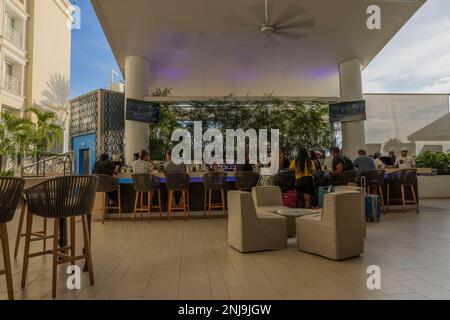 Wunderschöne Aussicht auf die Menschen an der Hotelbar im Freien. Aruba. Renaissance Aruba Resort. Aruba. Stockfoto