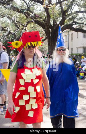 Ein Seniorenpaar in Originalkostümen spaziert entlang der St. Charles Ave am Karnevalstag in New Orleans. Stockfoto