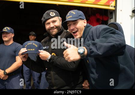 USA Küstenwache Ens. Richard Rodriguez, ein kommissionierter Offizier an Bord des USCGC Bear (WMEC 901), posiert mit dem angesehenen Gast des Bären, dem Royal Norwegian Navy LT. Cmdr. Havard Nilsen, Nordatlantik, 6. August 2022. Nilsen ist mit dem Bären durch Operation Nanook verbunden und bleibt für den Großteil der verbleibenden Patrouille an Bord. Stockfoto