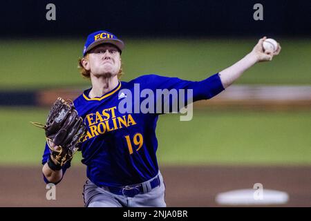 Buies Creek, North Carolina, USA. 21. Februar 2023. Der Pitcher der East Carolina Pirates Merritt Beeker (19) beginnt das dritte Inning gegen die Campbell Kampfkamele. Die NCAA Baseball-Partie im Jim Perry Stadium in Buies Creek, NC. (Scott Kinser). Kredit: csm/Alamy Live News Stockfoto