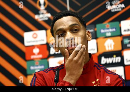 BERLIN - Jurrien Timber von Ajax während der Pressekonferenz im Vorfeld des UEFA Europa League Play-off-Spiels zwischen dem FC Union Berlin und Ajax Amsterdam am 22. Februar 2023 im Stadion an der Alten Försterei in Berlin. ANP MAURICE VAN STONE Stockfoto