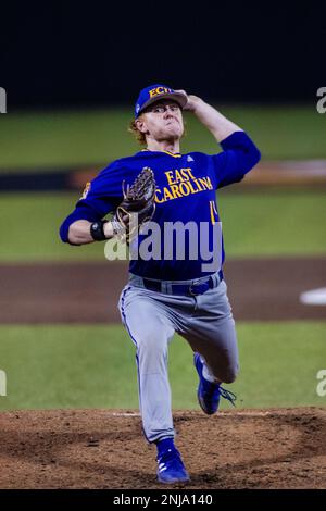 Buies Creek, North Carolina, USA. 21. Februar 2023. Der Pitcher der East Carolina Pirates Merritt Beeker (19) beginnt das dritte Inning gegen die Campbell Kampfkamele. Die NCAA Baseball-Partie im Jim Perry Stadium in Buies Creek, NC. (Scott Kinser). Kredit: csm/Alamy Live News Stockfoto