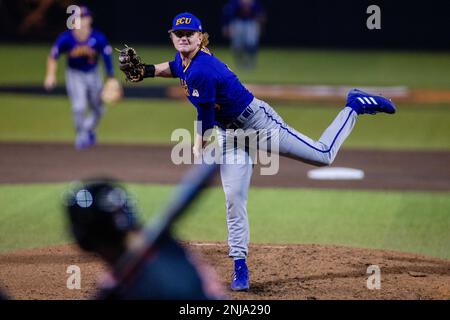 Buies Creek, North Carolina, USA. 21. Februar 2023. Der Pitcher der East Carolina Pirates Merritt Beeker (19) beginnt das dritte Inning gegen die Campbell Kampfkamele. Die NCAA Baseball-Partie im Jim Perry Stadium in Buies Creek, NC. (Scott Kinser). Kredit: csm/Alamy Live News Stockfoto