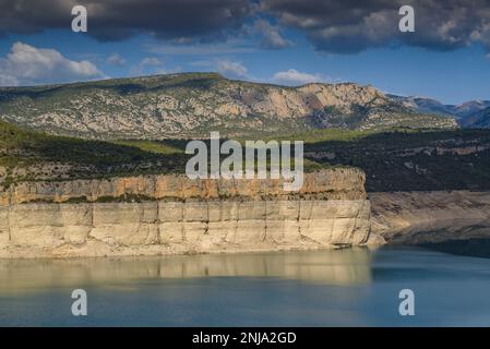 Canelles Reservoir mit niedrigem Wasserstand während der Dürre 2022. Blick von der Nähe des Staudamms (La Noguera, Lleida, Katalonien, Spanien) Stockfoto