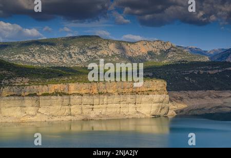 Canelles Reservoir mit niedrigem Wasserstand während der Dürre 2022. Blick von der Nähe des Staudamms (La Noguera, Lleida, Katalonien, Spanien) Stockfoto