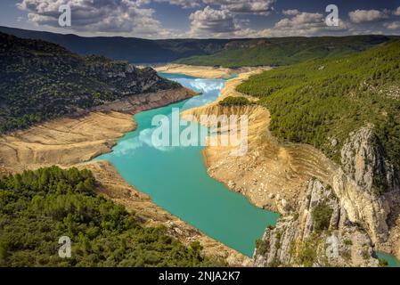 Canelles Reservoir mit sehr wenig Wasser während der Dürre 2022 (La Noguera, Lleida, Katalonien, Spanien) ESP: Embalse de Canelles con muy poca agua Stockfoto