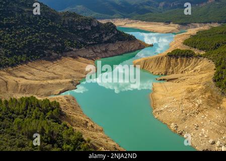 Canelles Reservoir mit sehr wenig Wasser während der Dürre 2022 (La Noguera, Lleida, Katalonien, Spanien) ESP: Embalse de Canelles con muy poca agua Stockfoto