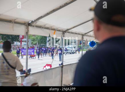 NORTH CHICAGO, Illinois (6. August 2022) Kapitän Jason Williamson, Marinestützpunkt Great Lakes kommandierender Offizier, sieht die North Chicago Community Days-Parade vom Parade Review Stand. Das 1911 eröffnete NSGL ist die größte Ausbildungseinrichtung der Marine und das einzige Boot Camp der Marine. Die Anlage befindet sich auf über 1600 Morgen Land mit Blick auf Lake Michigan und umfasst 1.153 Gebäude, davon 39 im National Register of Historic Places. NSGL unterstützt über 50 Mandantenbefehle und -Elemente sowie über 20.000 Seeleute, Marines, Soldaten und Zivilisten des Verteidigungsministeriums, die an der Anlage leben und arbeiten. Stockfoto