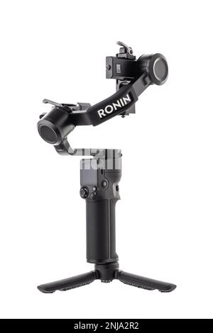 Varna, Bulgarien - 17. Februar 2023: DJI Ronin 3 mini ist ein motorisierter dreiachsiger Gimbal-Stabilisator für DSLR- oder spiegellose Kameras, hergestellt von DJI com Stockfoto